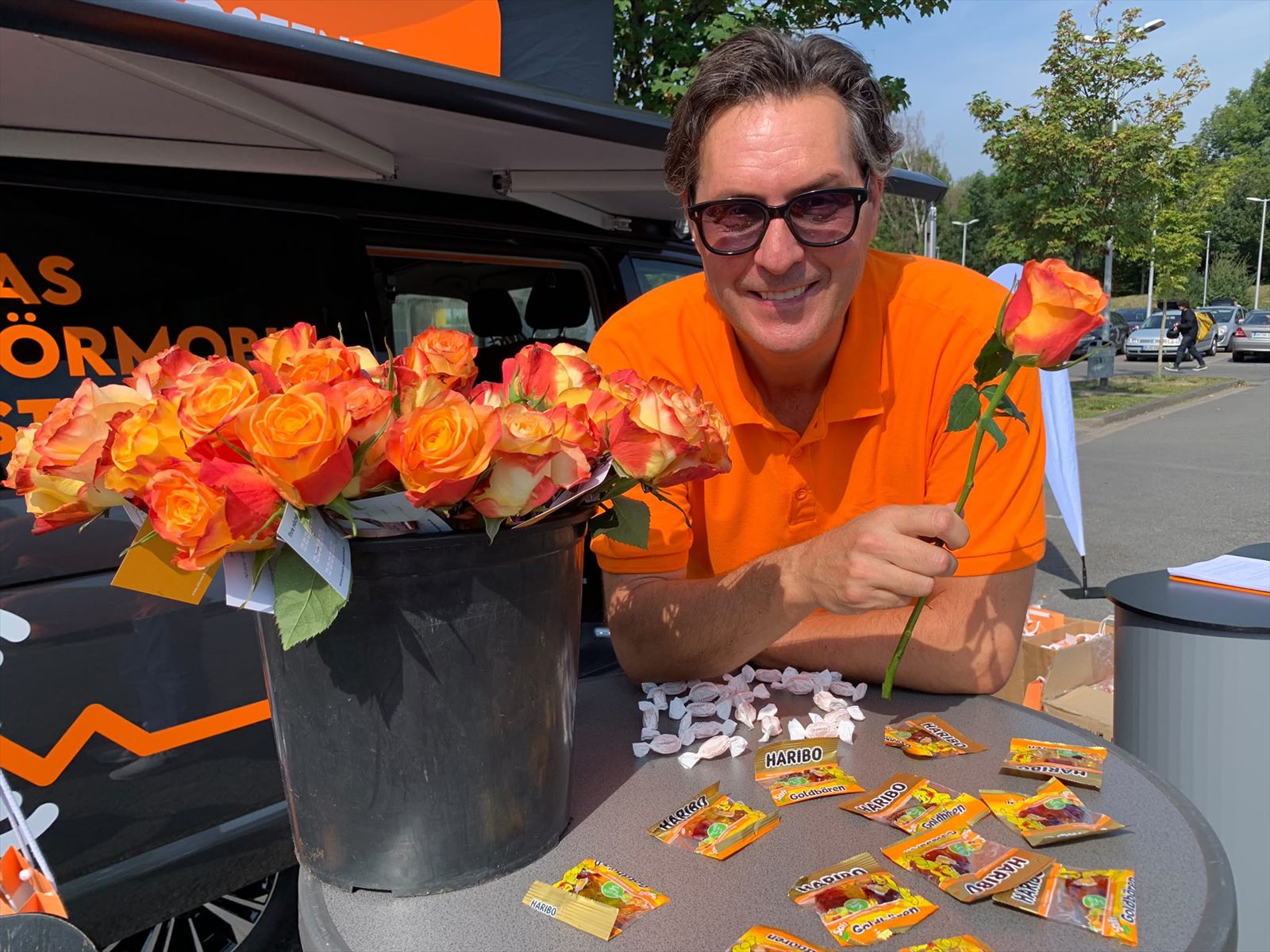 Rosen für die Gäste am Stand