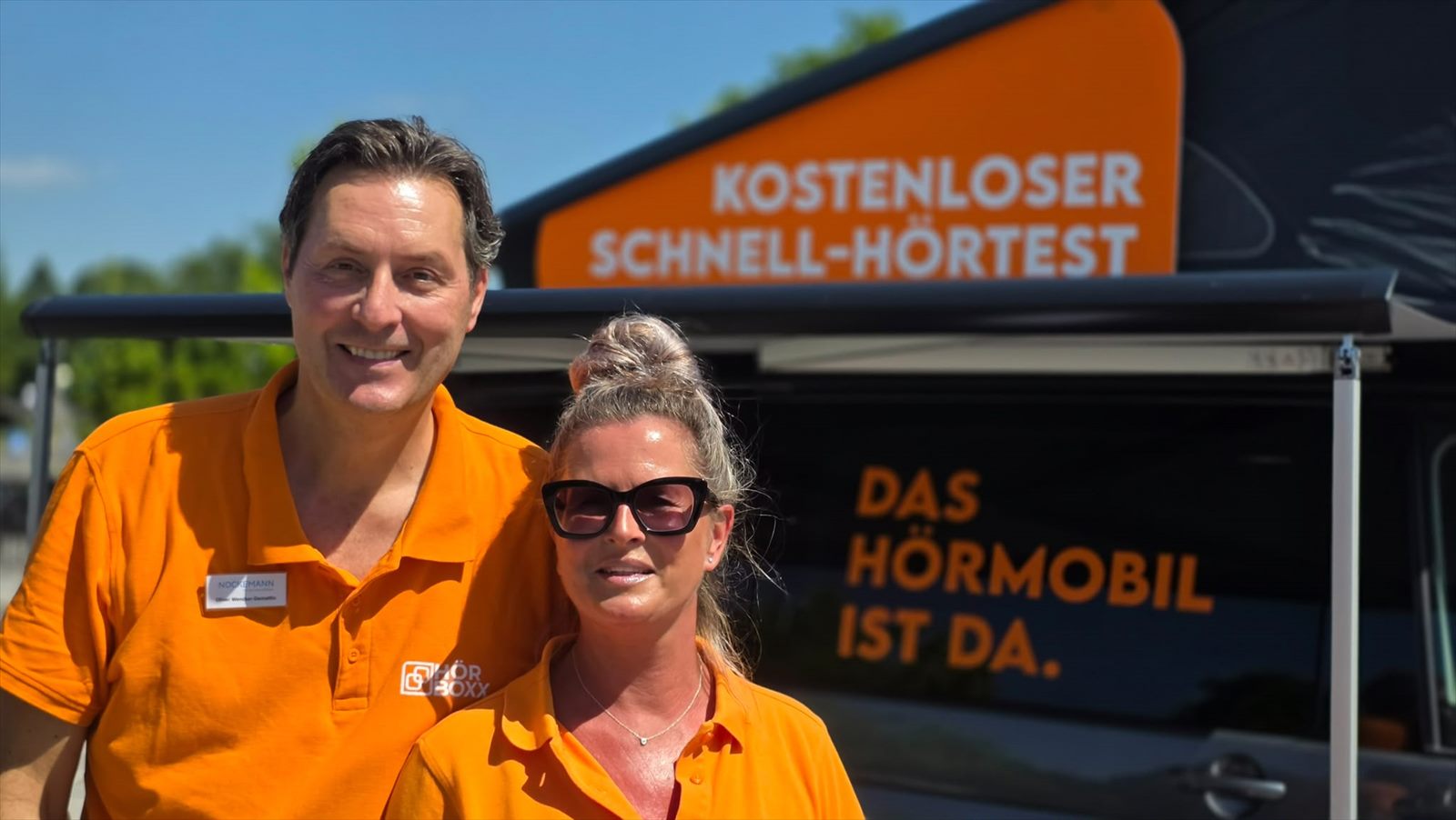 Tina Wencker-Demattio und Oliver Wencker am Hörmobil