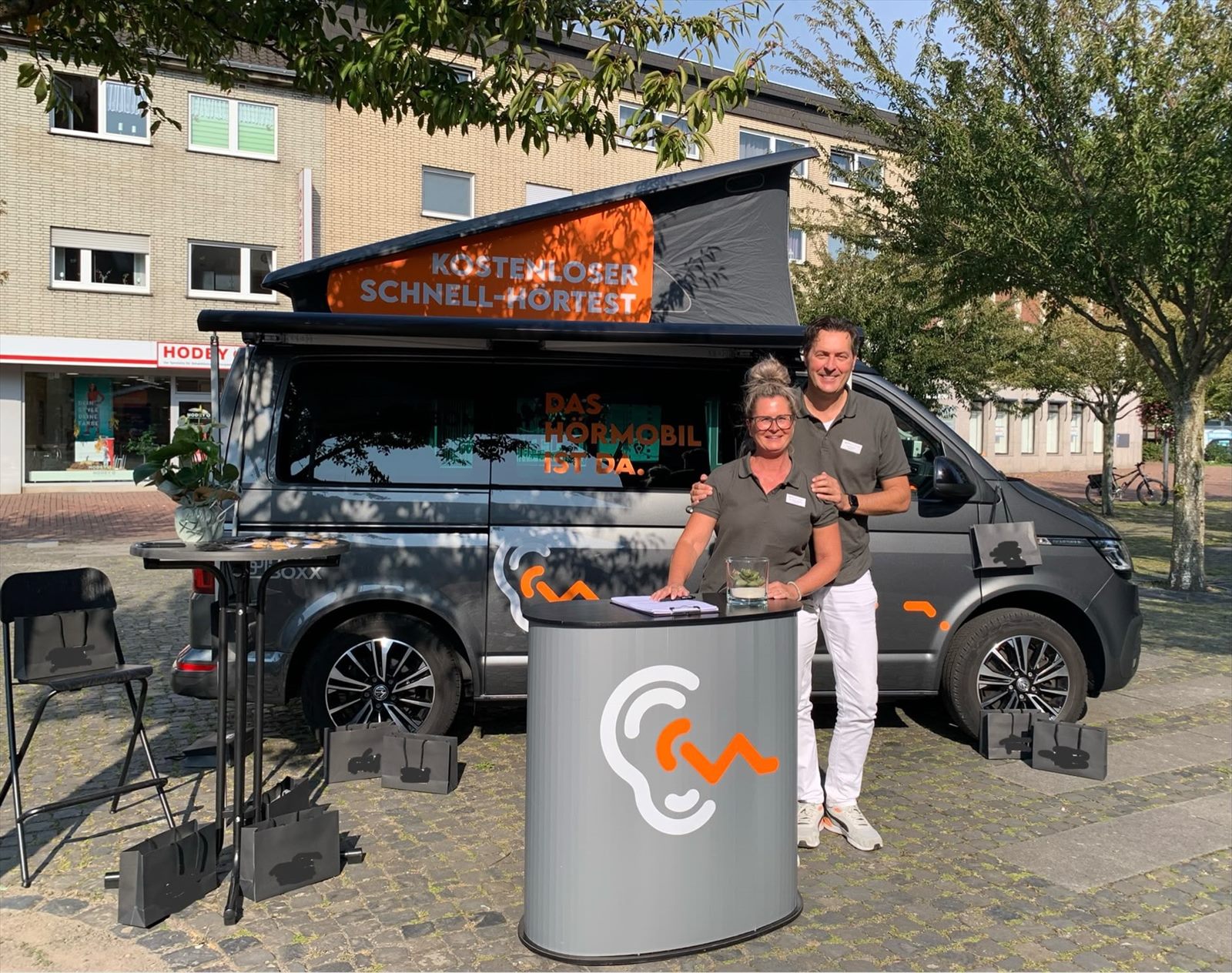 Aufgebauter Stand mit Stehtheke