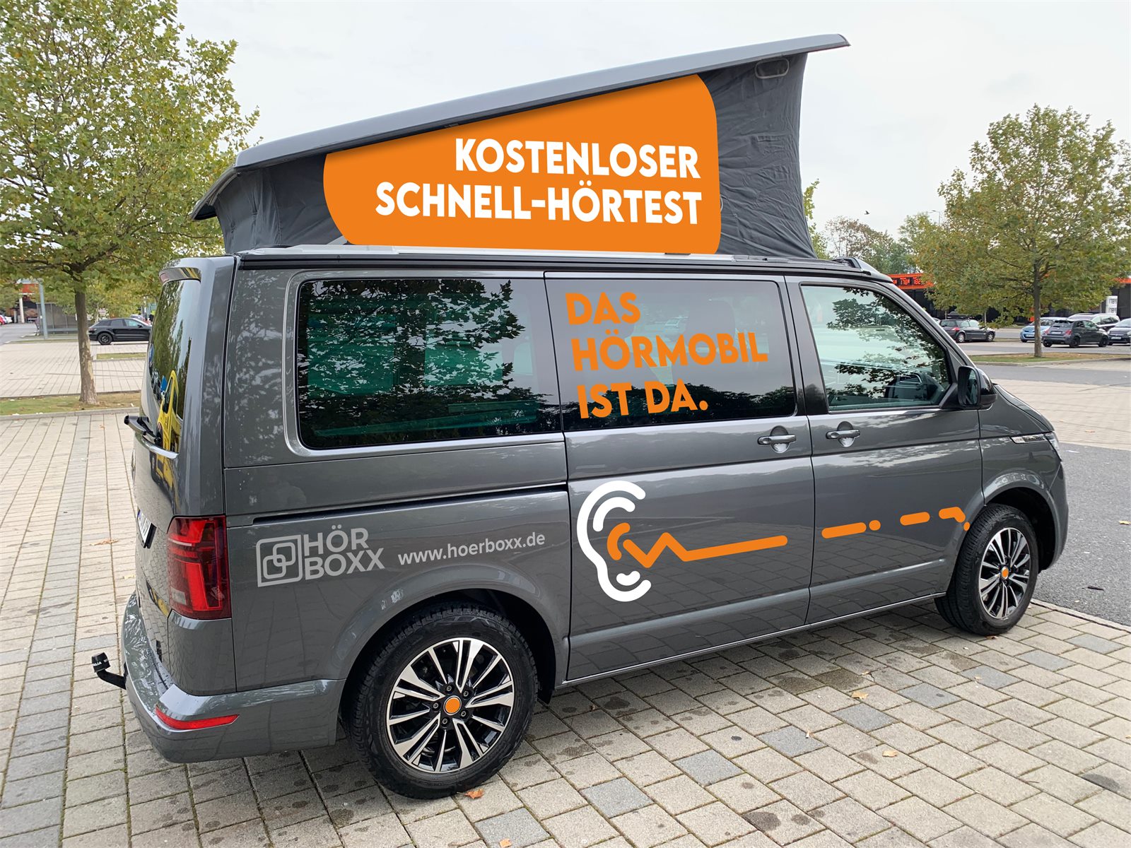 Das HÖRBOXX-Hörmobil mit Dachbanner „Kostenloser Schnell-Hörtest“