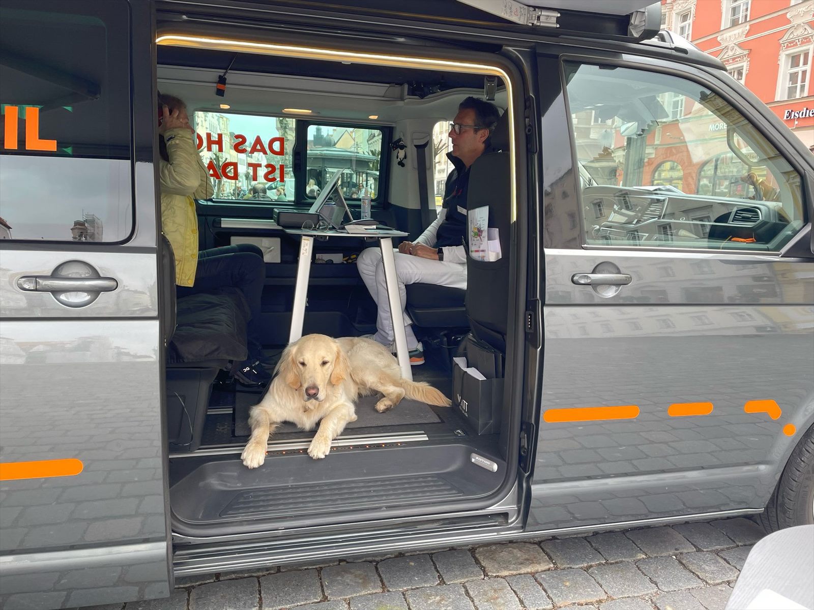 Blick in das geöffnete Hörmobil