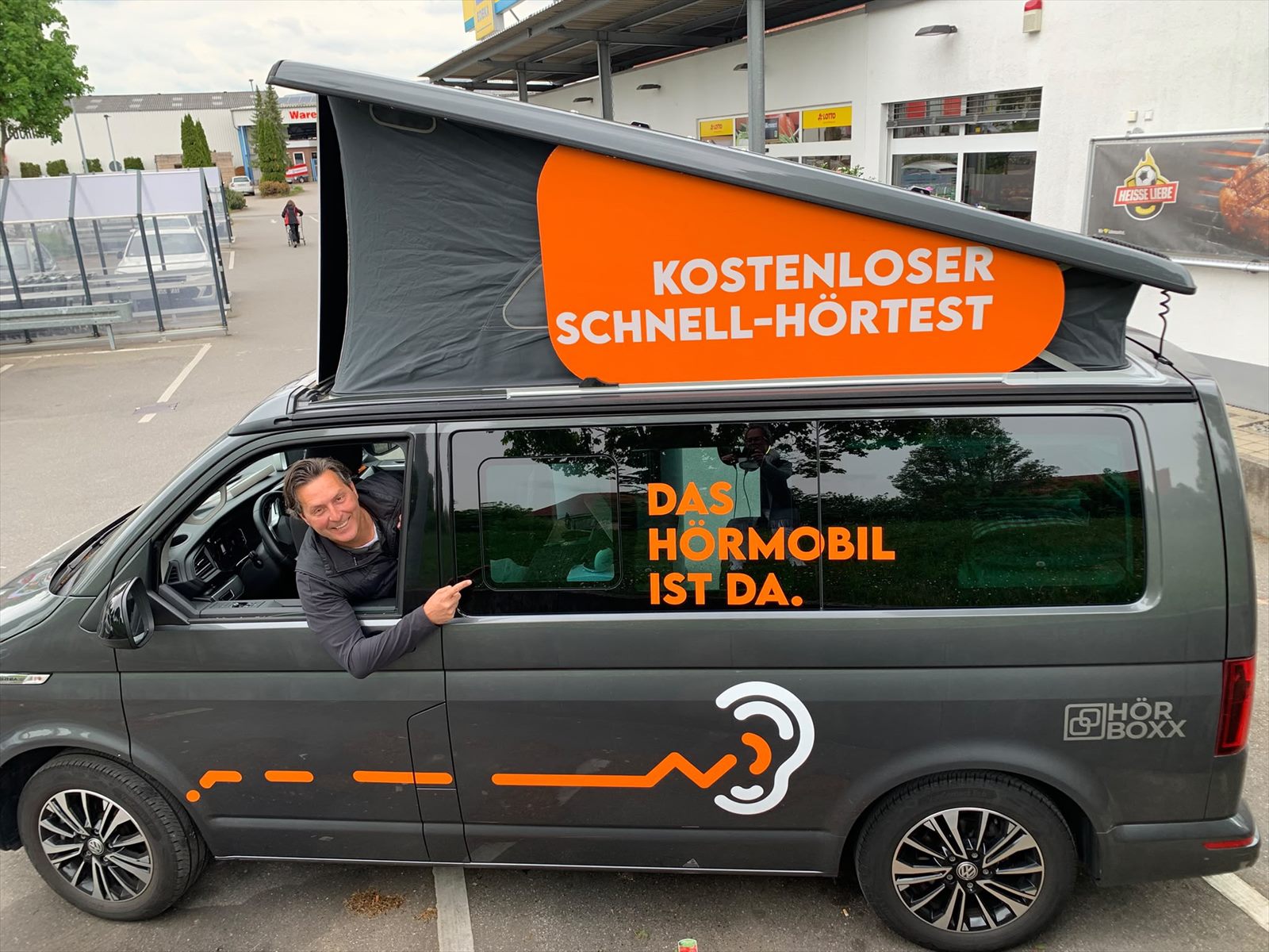 Hörmobil mit Dachbanner am Einsatzort