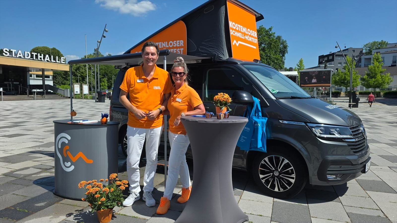 Hörmobil vor der Stadthalle
