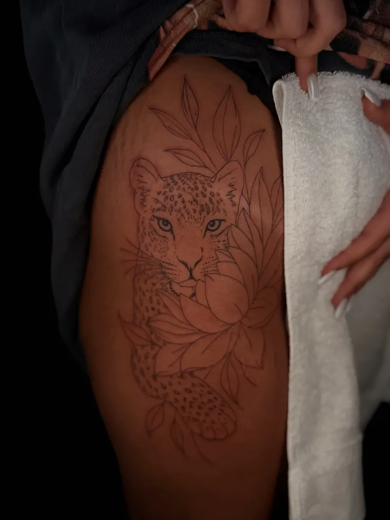 Leopard & Lotus – Tattoo bei Miri Beauty